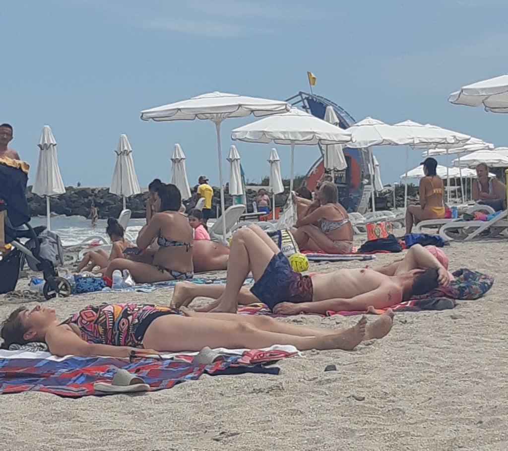 Летовници отидоха на плаж в Равда и бяха шокирани от правилата за ползване на чадъри и шезлонги ВИДЕО