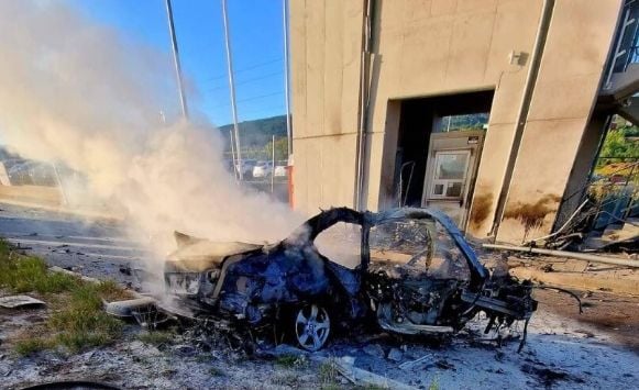 Шофьор изгоря жив в разцепена кола до София ВИДЕО