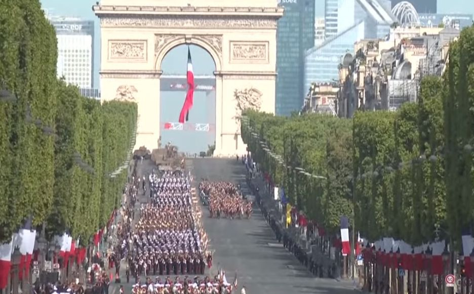 Военен парад в Париж - най-отпред нашите гвардейци НА ЖИВО