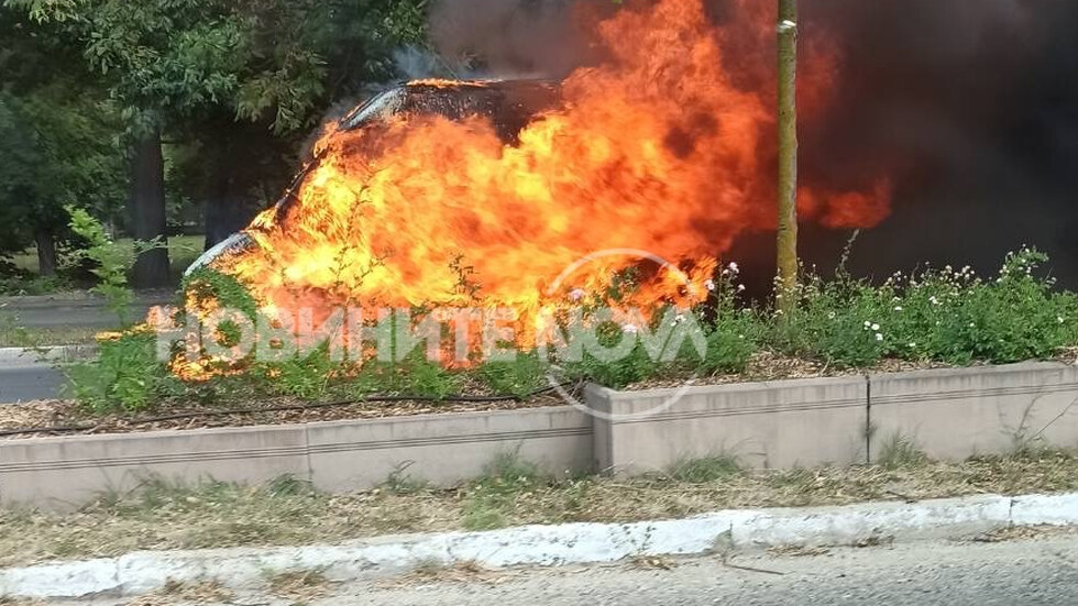 Ужас: Бус с пътници си пътува по пътя до Казанлък и избухна в пламъци СНИМКА 