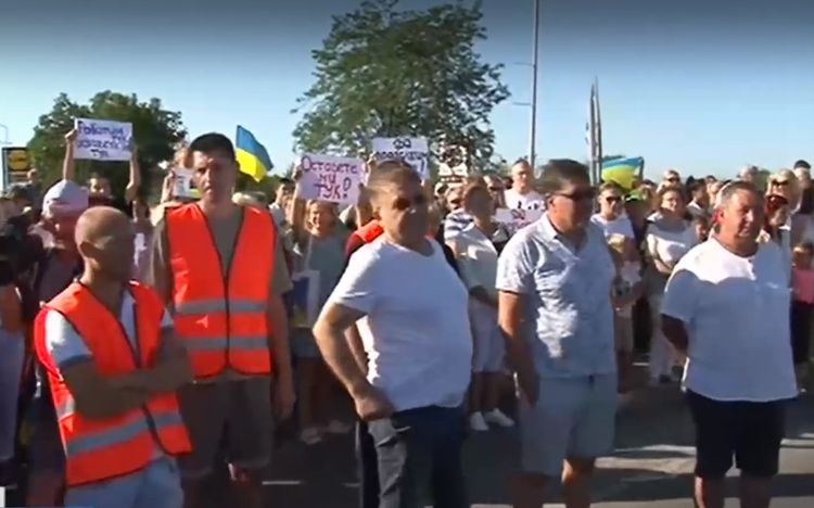 Хотелиери и украинки излязоха на протест в Слънчев бряг ВИДЕО 