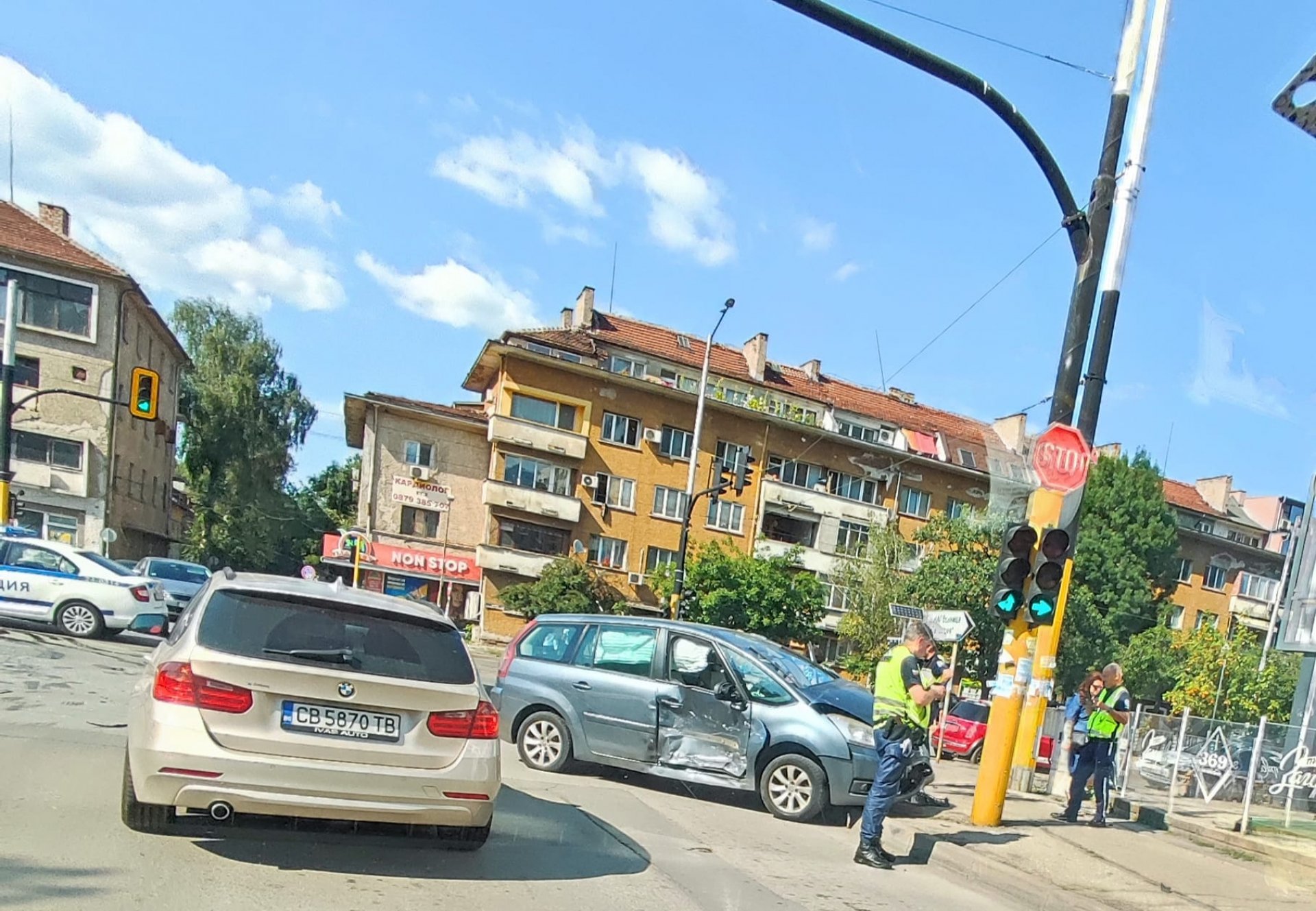 Първо в БЛИЦ! Адско меле с патрулка в София СНИМКИ