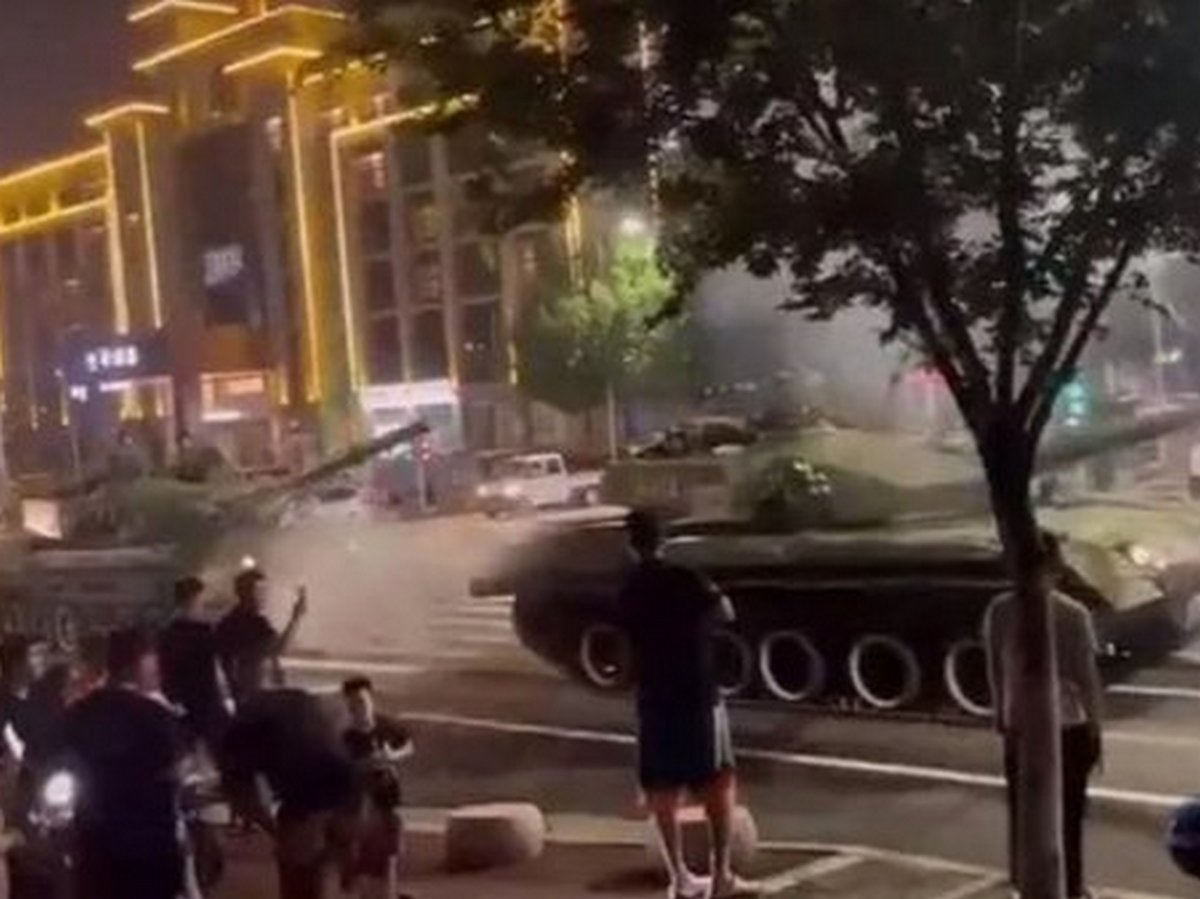 Какво се случва в Китай? Танкове излязоха по улиците