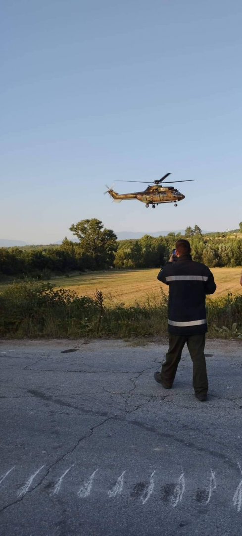 Гасят с хеликоптери големия пожар в Пазарджишко СНИМКИ