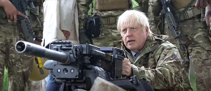 Борис Джонсън се готви за война: Мята гранати и стреля с NLAW пред украински военни ВИДЕО