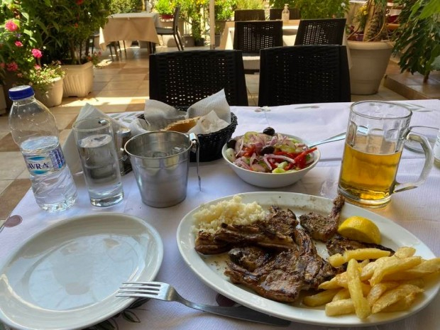 Българин качи СНИМКА на обяда си в Гърция и доказа защо нашенци се редят на опашка на границата