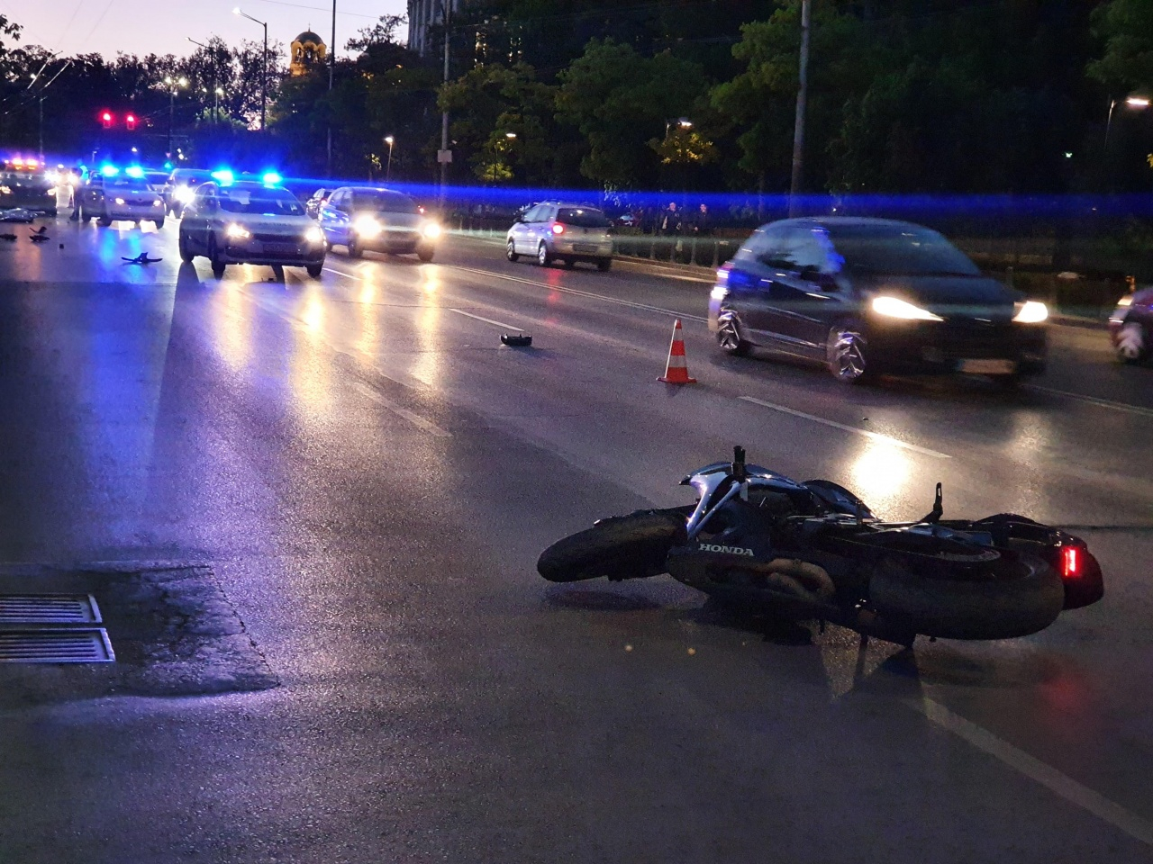 Гонка с моторист и полицаи в София завърши с много кръв!