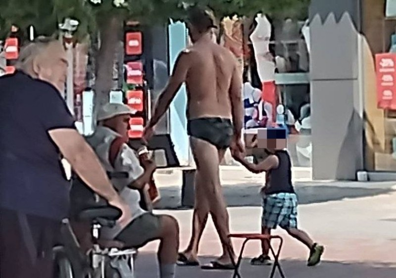 Мъж само по бански в центъра на Варна раздели мрежата, ето какво го застигна СНИМКА