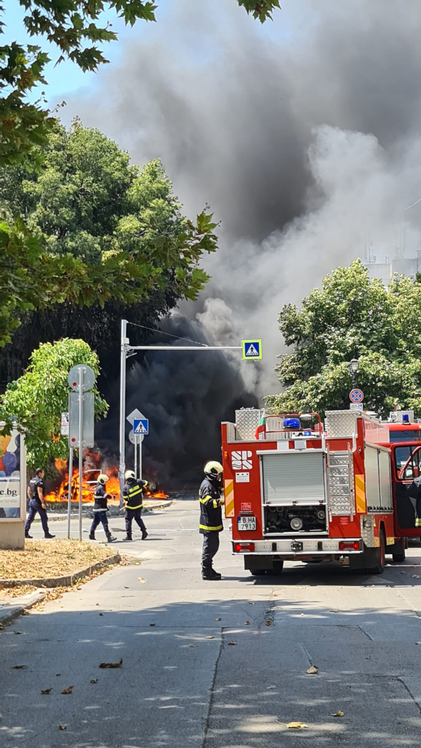 Страховито ВИДЕО: Електрически автомобил гори като факла във Варна и пали други коли, три екипа пожарникари го гасят
