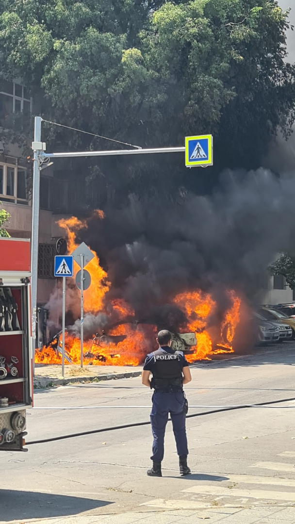 Страховито ВИДЕО: Електрически автомобил гори като факла във Варна и пали други коли, три екипа пожарникари го гасят