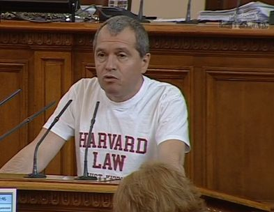 Тошко Йорданов взриви парламента със заядлива тениска, годеникът на Лена го порица