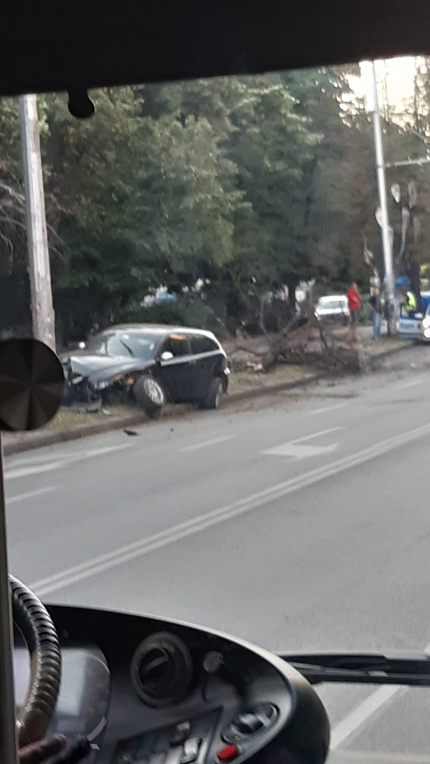 Тежка катастрофа на възлова улица в София СНИМКИ
