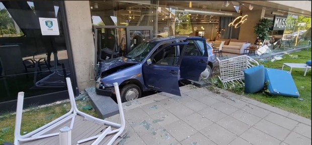 Горещи разкрития за шофьора, който се вряза в магазин в София 