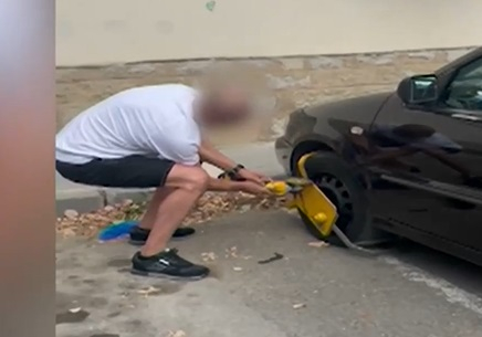 Скандално ВИДЕО: Врачанин реже с флекс скобата на колата си и псува наред 