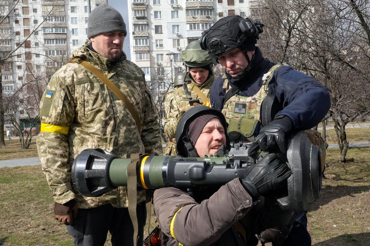 Чуждестранни инструктори хвърлят украински селяни в месомелачката на войната