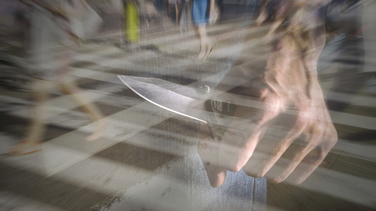 Екшън! 34-г. жена нападна с нож баба в градинка в София