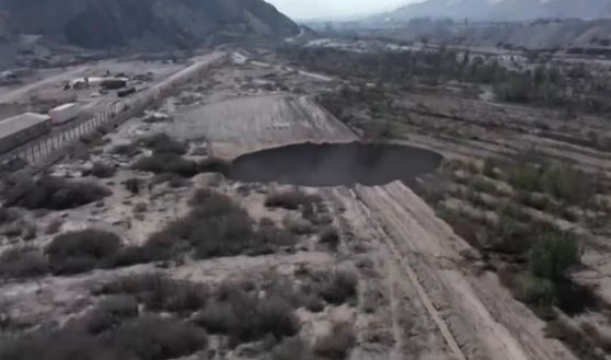 Мистерия в Чили, цял свят се чуди откъде се появи тази дупки ВИДЕО