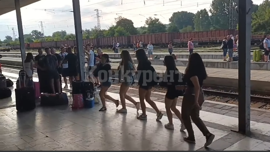 Цяла България гледа това ВИДЕО как момичета тръгват на море от жп гарата в Мездра