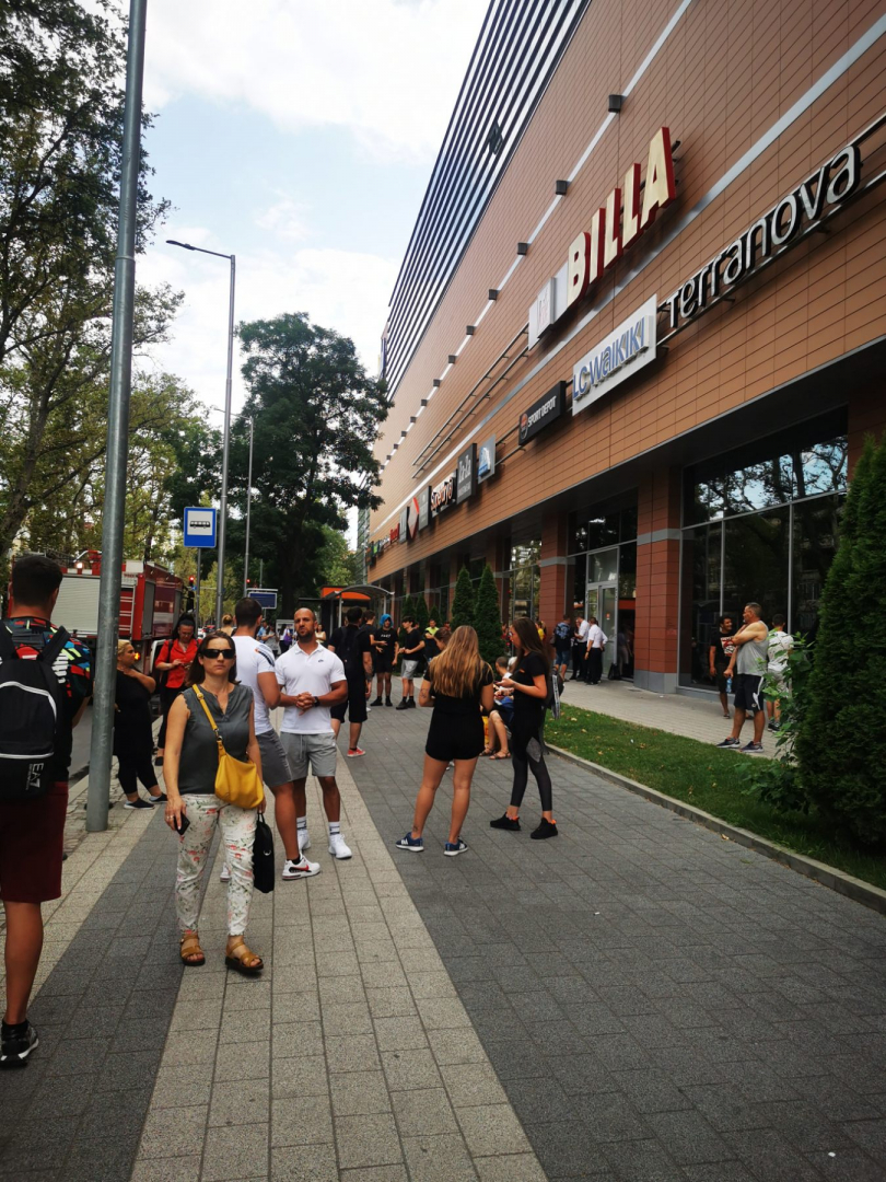 Вой на сирени и спешна евакуация в пловдивски мол СНИМКИ