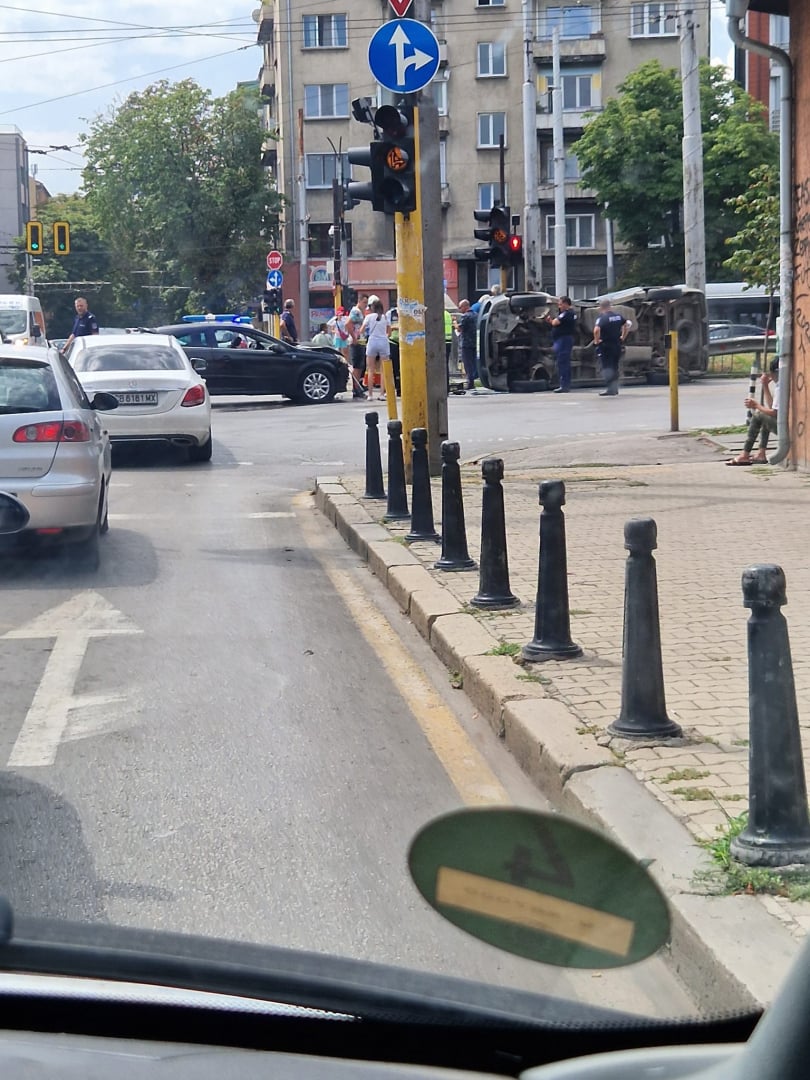 Голямо мазало на бул. "Сливница" в София, има полиция и пожарна СНИМКИ