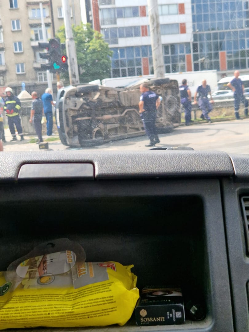 Голямо мазало на бул. "Сливница" в София, има полиция и пожарна СНИМКИ