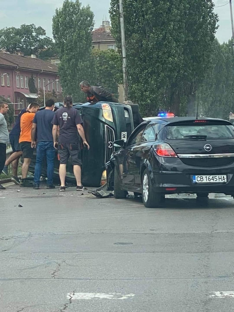 Голямо мазало на бул. "Сливница" в София, има полиция и пожарна СНИМКИ