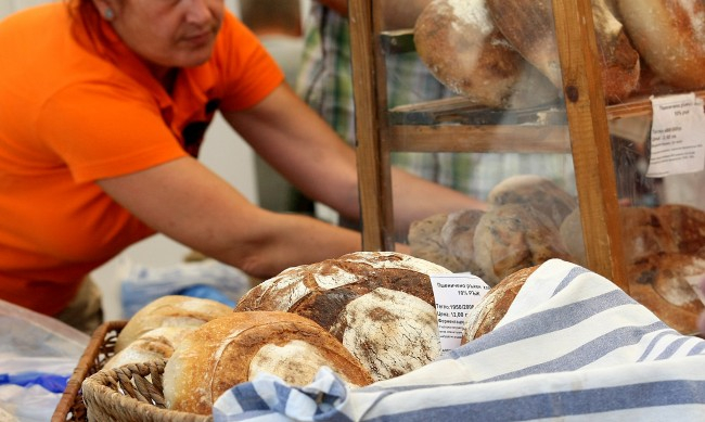 Къде са мерките: Продавач без маска гълчи клиент, опипващ хляба ВИДЕО