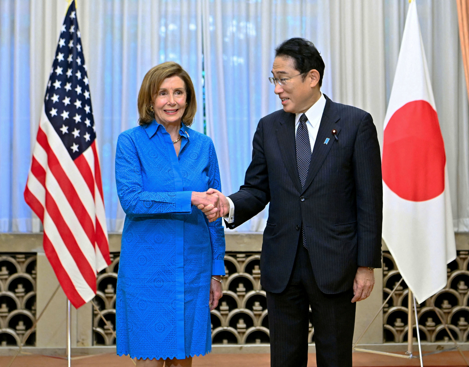 Японският премиер се срещна с Пелоси и порица Пекин СНИМКИ
