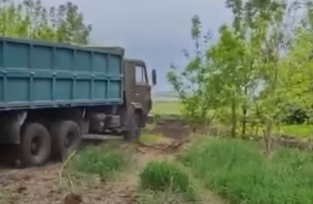 ВИДЕО от войната: Руски камион "Камаз" настъпи украинска мина и...