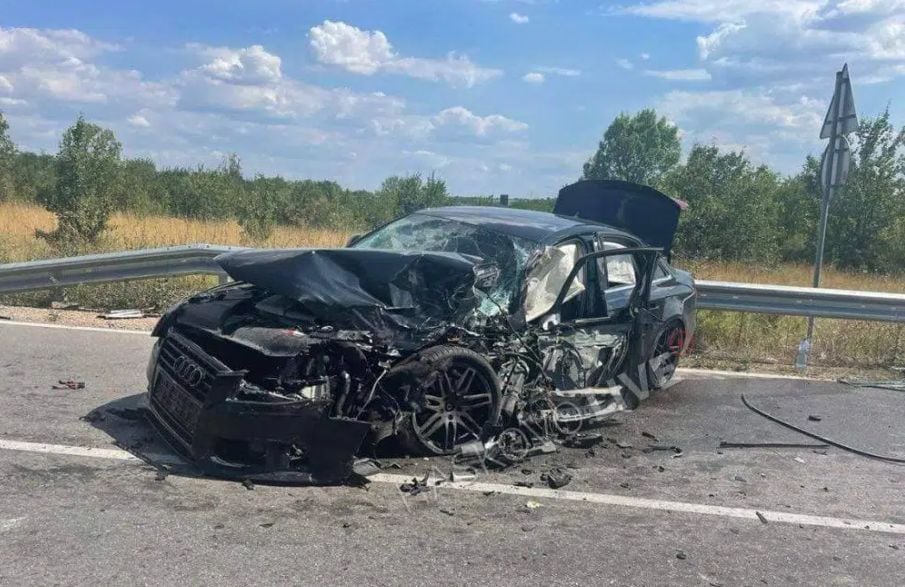 "Ауди" се вряза челно в кран в Хасковско, линейки хвърчат към болницата СНИМКИ