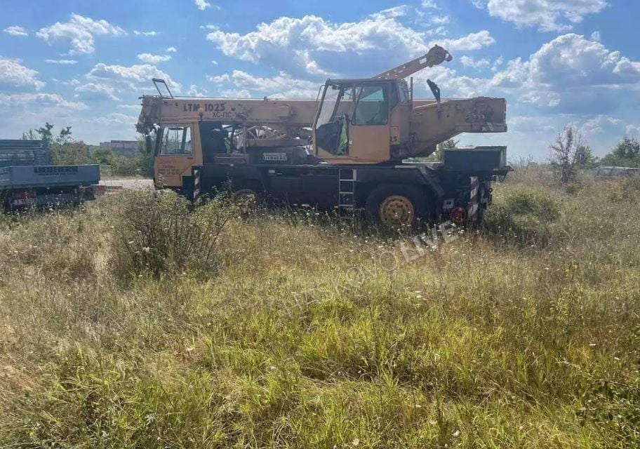 "Ауди" се вряза челно в кран в Хасковско, линейки хвърчат към болницата СНИМКИ