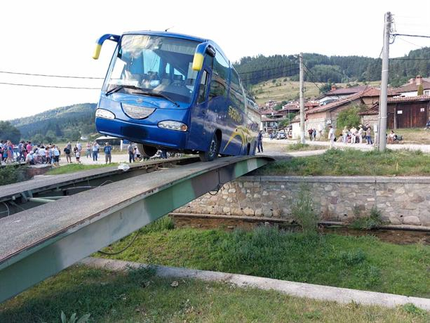 Невиждан ужас с препълнен автобус в Копривщица! 50 пътници на косъм от смъртта СНИМКИ