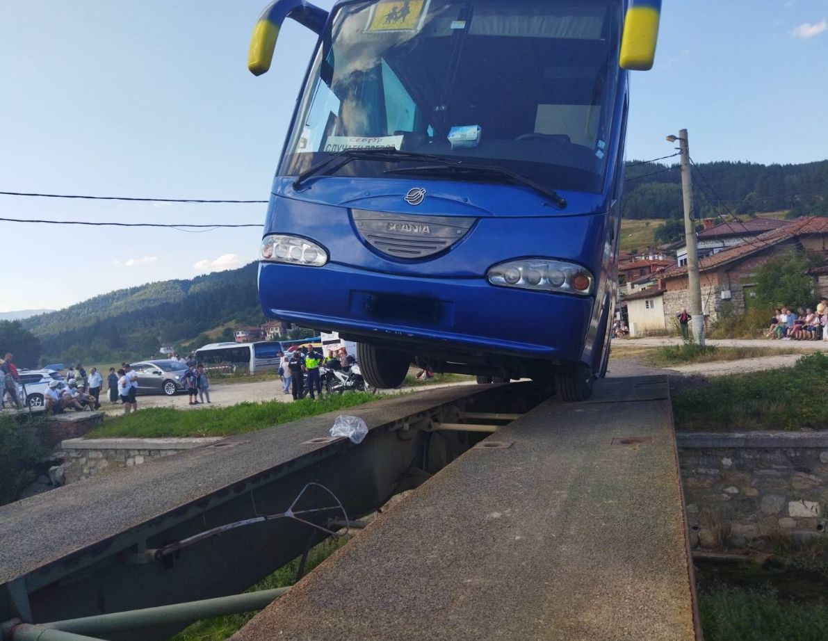 Невиждан ужас с препълнен автобус в Копривщица! 50 пътници на косъм от смъртта СНИМКИ
