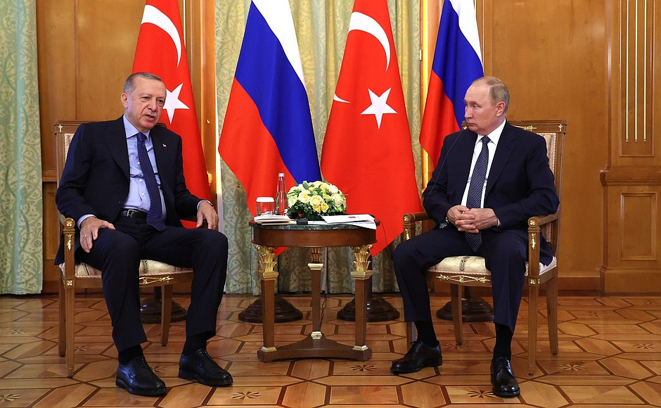 Цял свят гледа тези СНИМКИ от срещата на Путин и Ердоган и се сеща за Макрон!