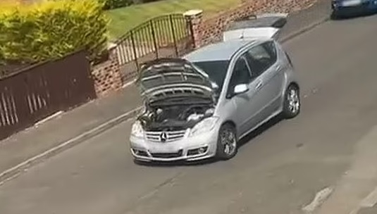 Зрелищни ВИДЕА: Ядосана съпруга тръгна с отворени капак и багажник на колата