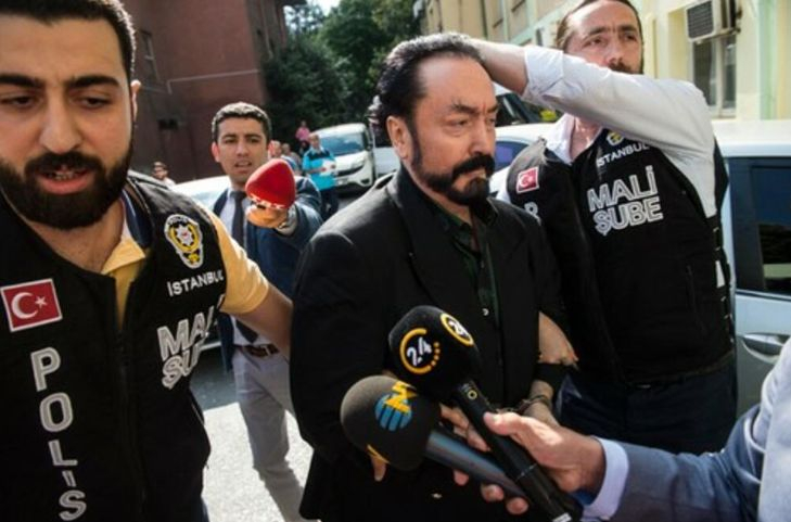 Излязоха страшни подробности за изнасилването на 1000 жени от Октар - богатия турски проповедник СНИМКИ