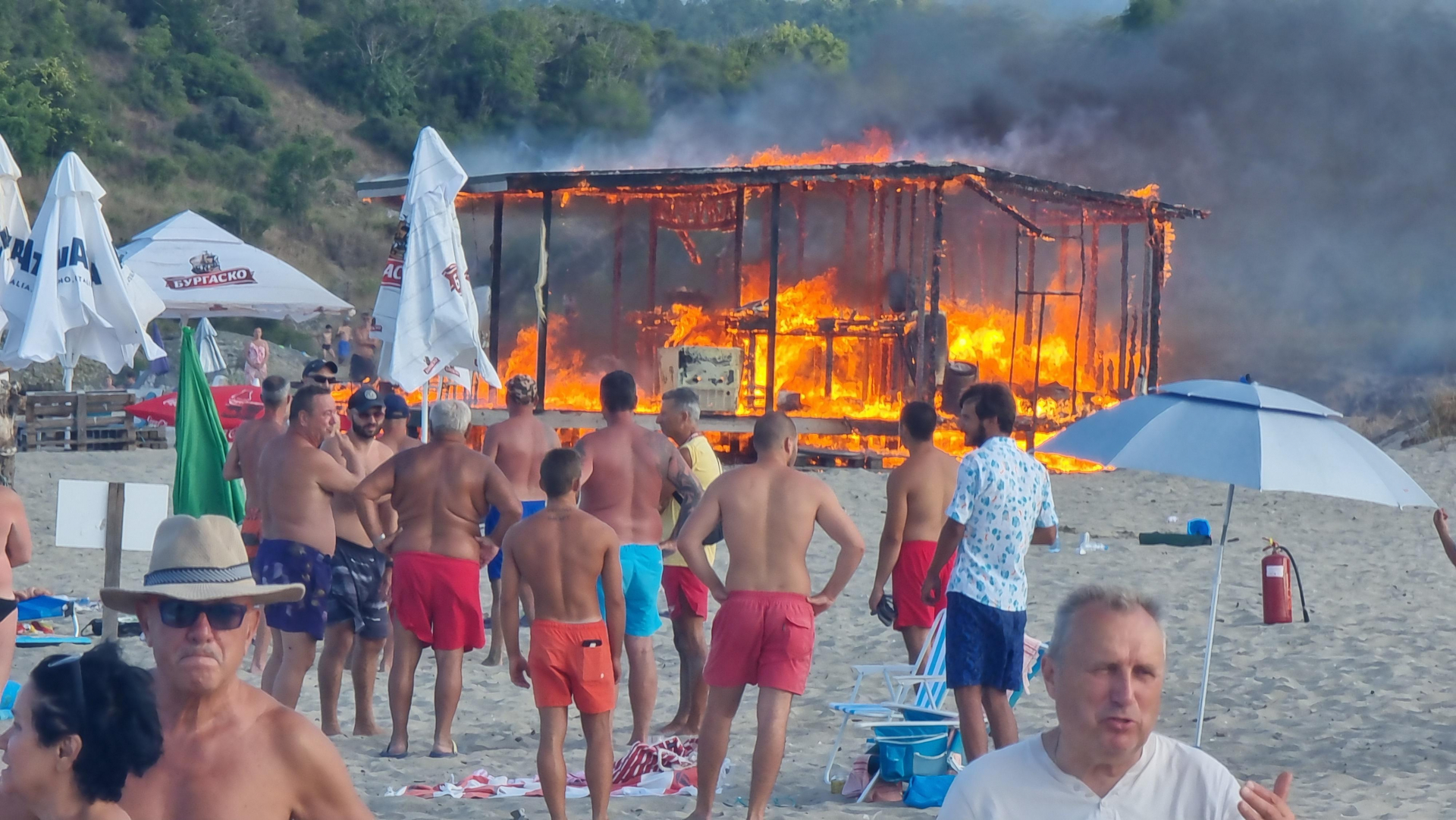 Кошмарни подробности за ада, разиграл се пред очите на куп туристи на плажа в Китен  