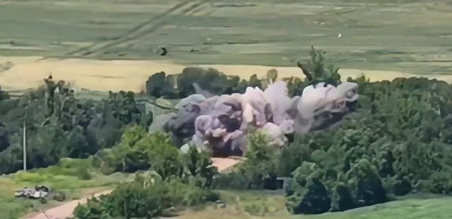 ВИДЕО от войната: Колела летяха над дърветата. Руска бронирана кола се взриви ефектно на мина