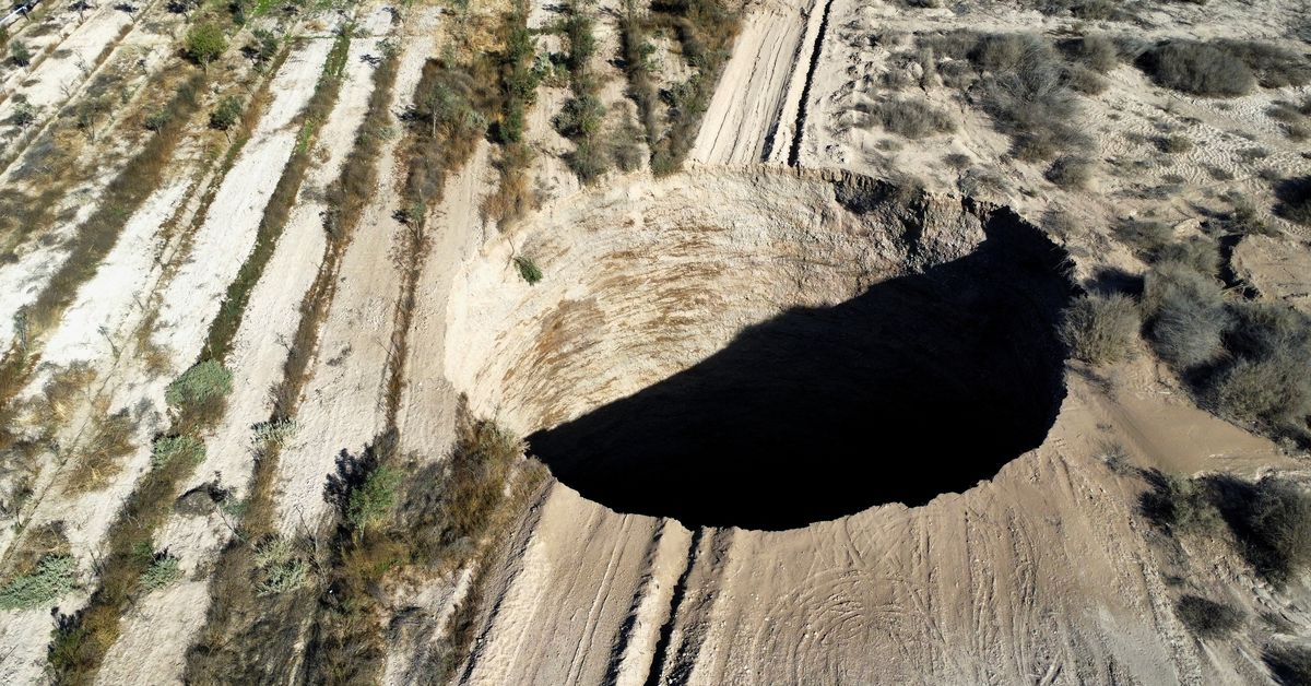 Мистерията се заплита! Ето какво се случва с огромната дупка, зейнала в Чили ВИДЕО