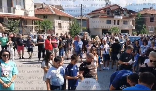 Българи и роми заедно на бунт заради зверството в Микрево СНИМКИ