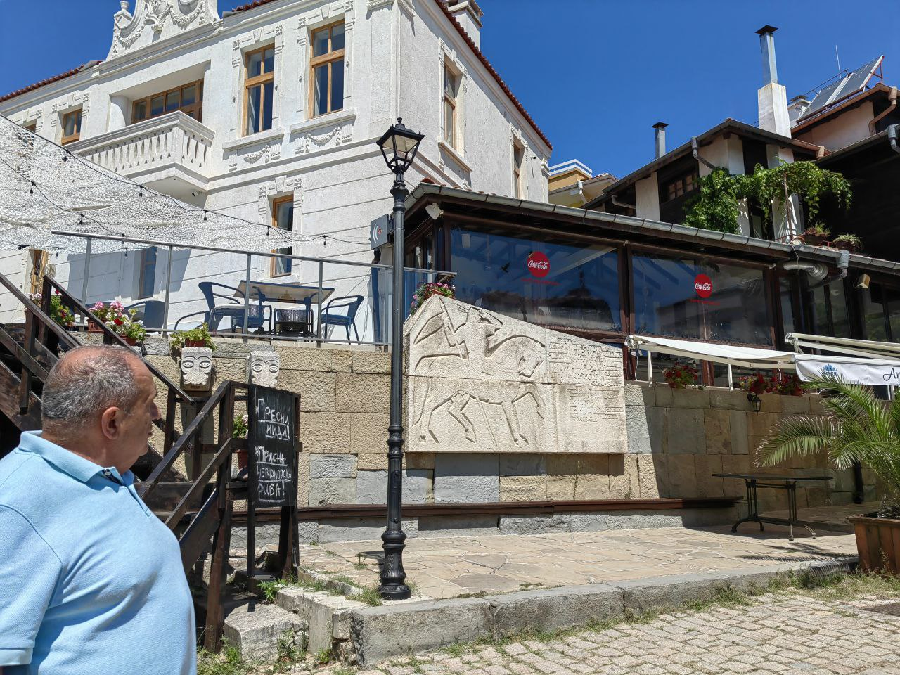 Ресторантьор зазида прозорците на паметник на културата в Созопол СНИМКИ