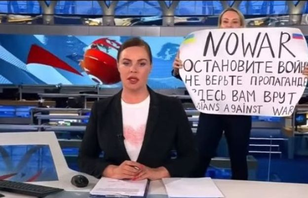 Нов удар за руската журналистка, призовала в тв ефир за край на войната 