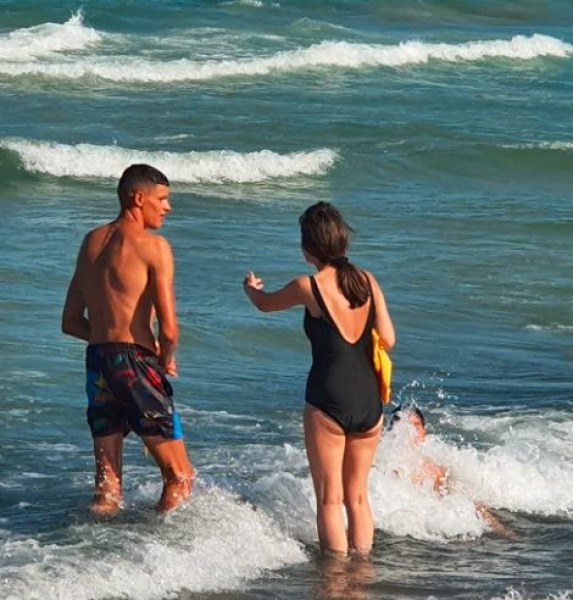 Хвала! Младежи спасиха две деца на плажа във Варна