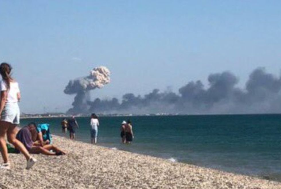 Мощни експлозии разтърсиха военно летище и база на ВКС в Крим, туристи бягат панически ВИДЕО 