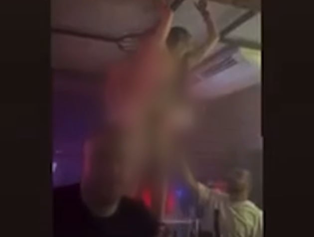Разврат в Крим: Мъж прави секс с дългокоса красавица насред оживен бар ВИДЕО 18+