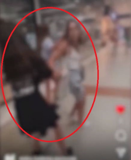 Брутално ВИДЕО 18+ от свиреп бой в мол между невръстни ученички потресе България