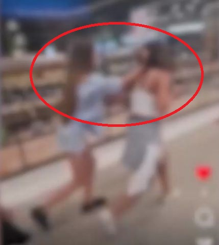 Брутално ВИДЕО 18+ от свиреп бой в мол между невръстни ученички потресе България