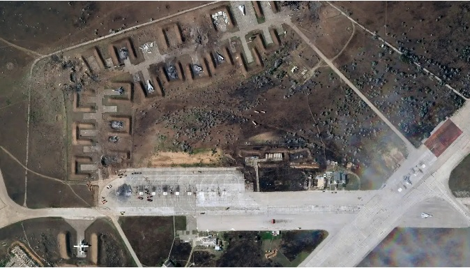 Сателитни СНИМКИ показват опустошената военна база в Крим след поредица взривове