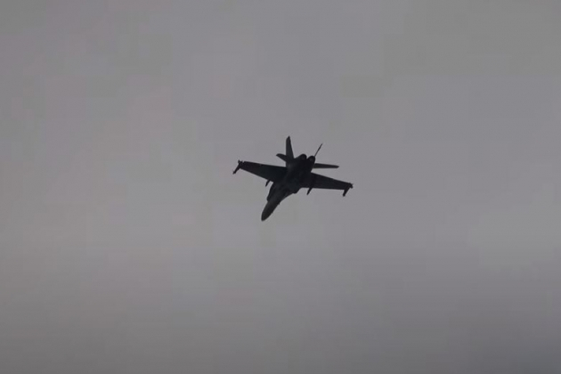 Изтребители F-18 с ракети въздух-въздух AIM-120 кръжат на 15 км от границата с Украйна