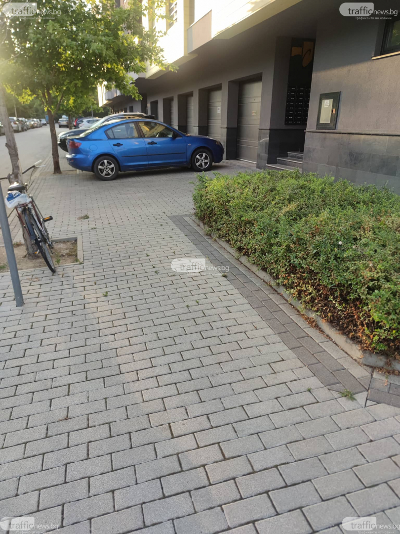 Частен ли е този тротоар и защо колите паркират отвън, а не в гаражите си? СНИМКИ